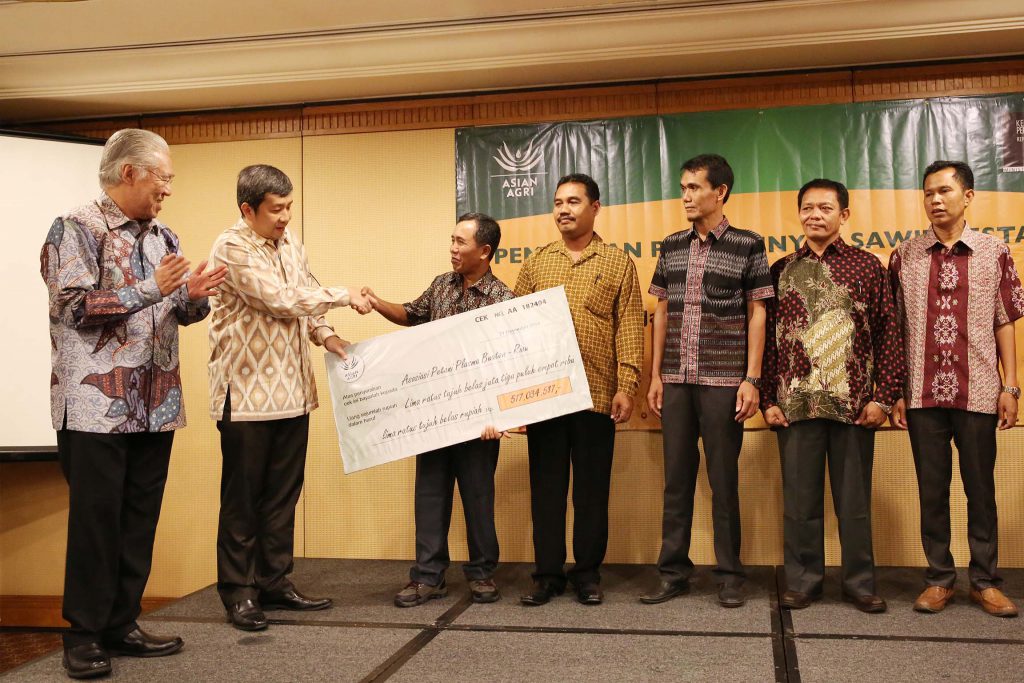 Asian Agri Distributes IDR 2.6 Billion to 29,000 Smallholders at Premium Sharing Ceremony