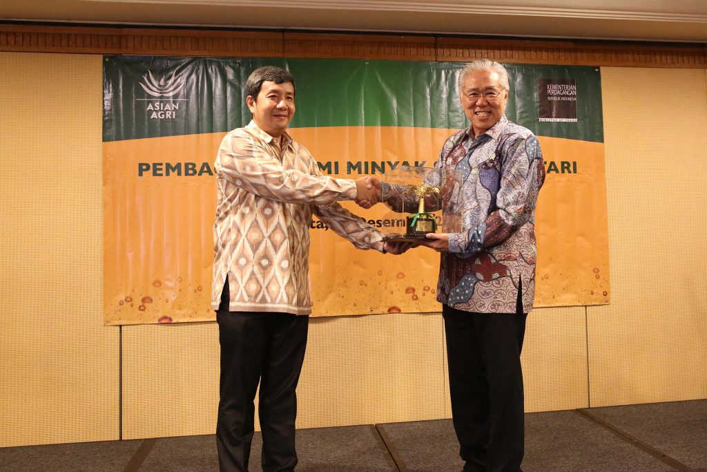 Asian Agri Distributes IDR 2.6 Billion to 29,000 Smallholders at Premium Sharing Ceremony