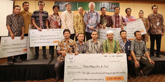 Asian Agri Distributes IDR 2.6 Billion to 29,000 Smallholders at Premium Sharing Ceremony