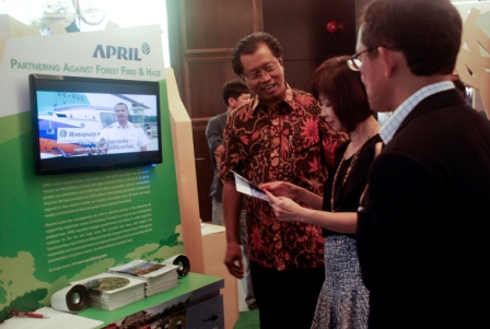 APRIL's Sustainability Director Petrus Gunarso (left) with Senior Minister of State for Health Dr Amy Khor (centre) at the APRIL exhibition.