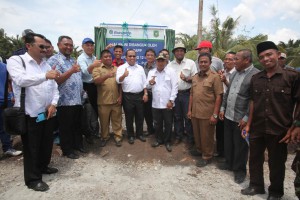 APRIL Group has played an important role in paving 12km worth of roads in Pulau Padang, Riau, Indonesia.