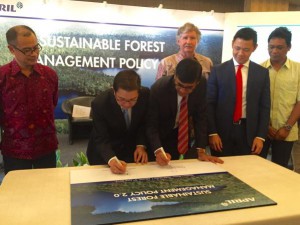 SFMP 2.0 signing ceremony with RAPP President Director Tony Wenas, APRIL Group President Praveen Singhavi, SAC Chairman Joe Lawson and RGE Director Anderson Tanoto