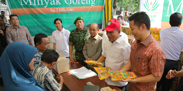 Asian Agri organises affordable cooking oil bazaar for the community