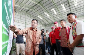 RAPP Director Rudi Fajar shares with (from right) General Moeldoko, Anderson Tanoto and RAPP Strategic Fire Manager Craig Tribolet