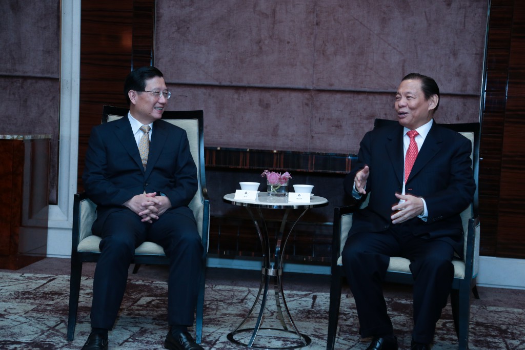 RGE Chairman Sukanto Tanoto (right) chats with Party Secretary of Jiangxi Province Qiang Wei.
