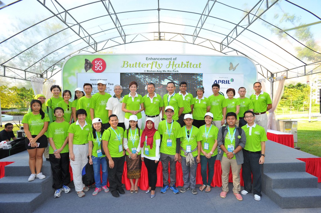 APRIL Group's management with Senior Minister of State Josephine Teo, NParks Assistant CEO Kong Yit San and youth delegates from the Asean Power Shift 2015.