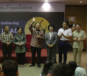 Tanoto Foundation founder Sukanto Tanoto waves in appreciation of the 266 Tanoto Scholars in attendance.