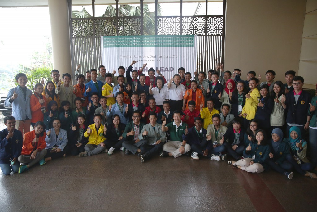 Mr and Mrs Sukanto Tanoto (middle in white top) with Tanoto Scholars and Anderson Tanoto 