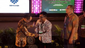 RAPP director Rudi Fajar (middle) being congratulated and receiving the awards