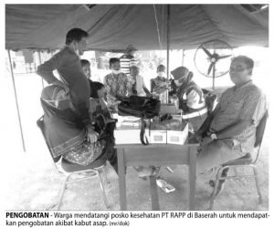 Residents visited PT RAPP Health Care Post in Baserah to have medical treatment due to smog. (Source: Metro Riau)