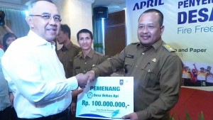 Riau Governor hands out fire free village programme award - Jawapos