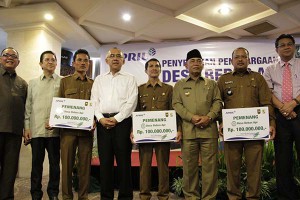 Village representatives with their fire-free village programme awards