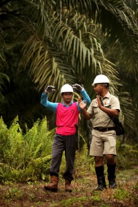 Independent smallholder Suparjo discusses with an Asian Agri trainer. Close and frequent communications underpin the collaboration's success.