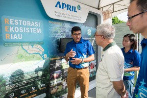 APRIL Group President Praveen Singhavi shares with NParks Assistant CEO Kong Yit San the Restorasi Ekosistem Riau programme, which covers more than twice Singapore's land area.