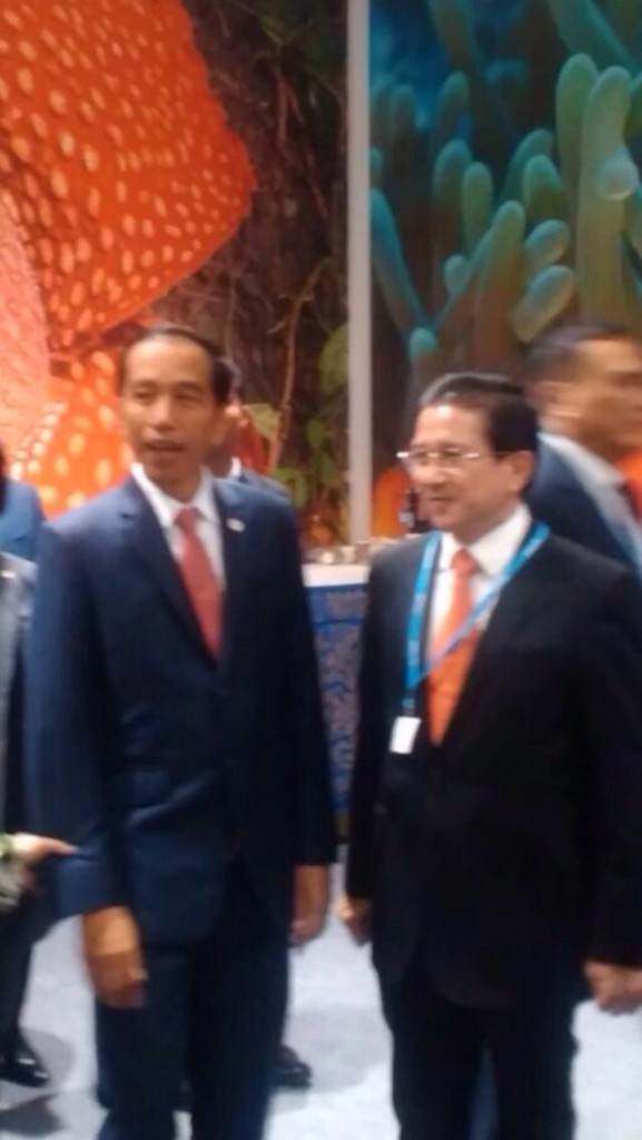 President Jokowi and Tony Wenas having a chat. Apologies for the photo quality.