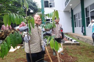 Mr Sukanto Tanoto marks the TFIC launch by planting trees around the complex.