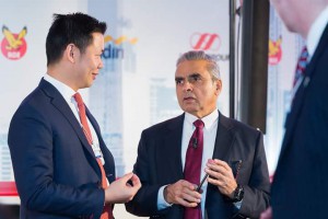 Anderson Tanoto speaks with Prof Kishore Mahbubani after the Indonesia Lunch Dialogue