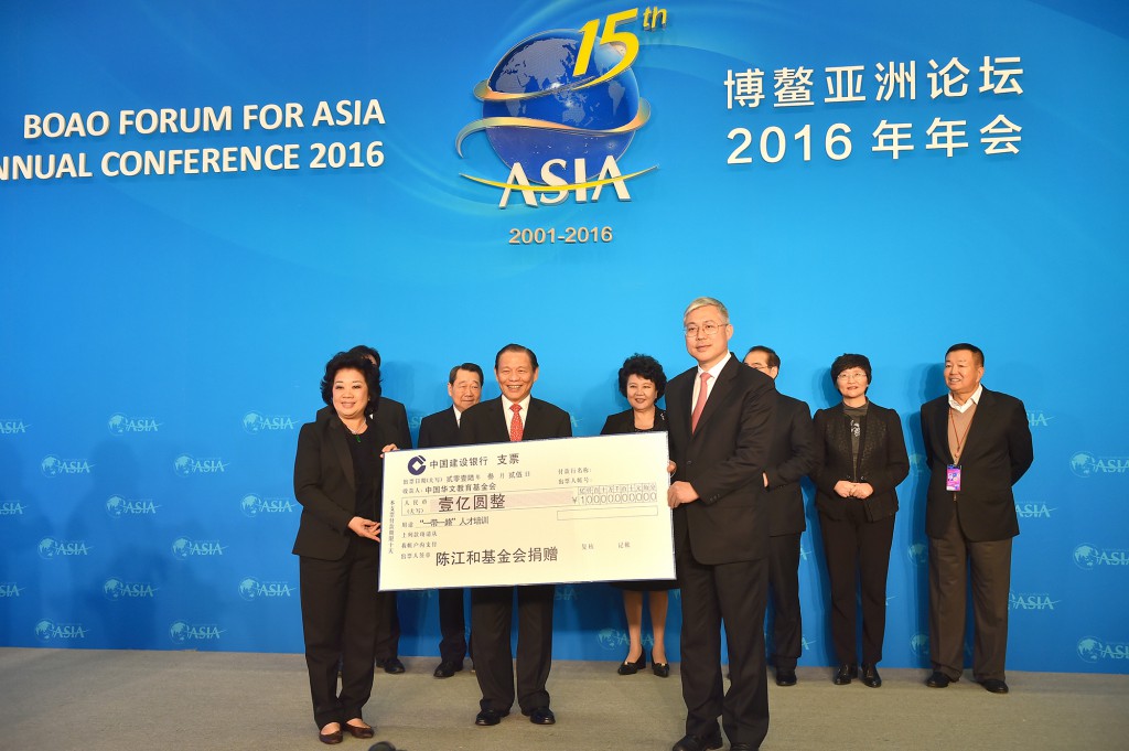 Mr and Mrs Sukanto Tanoto present a cheque to support One Belt, One Road talent training programmes.