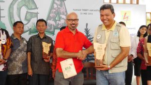 PT RAPP Fire Prevention Manager Sailal Arimi receives the award from Mr La Tofi, Chairman of The La Tofi School of CSR. (Image source: Tribun Pekanbaru)