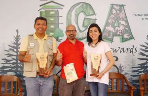 APRIL Group's Sailal Arimi and Sustainability Head Dian Novarina with their awards.