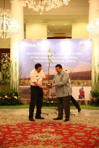 APRIL Group donated 3,000 bamboo seeds to the Jakarta Government as part of city's greening efforts. See the video here.