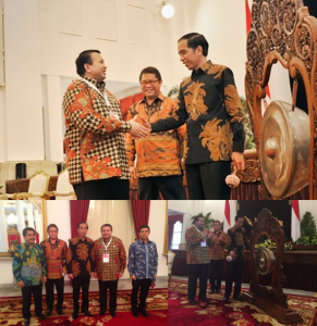 Public Relations Associaiton of Indonesia (PERHUMAS) Chairman Agung Laksamana meets President Joko Widodo at opening of the National Convention of Public Relations (KNH) 2015 in Jakarta.