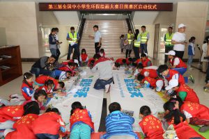 Asia Symbol (Shandong) launched its ninth annual Environmental Protection Painting Competition on June 5 (also World Environment Day), inviting over 40 school children to decorate the competition’s banners with their artistic interpretations of safeguarding the environment.