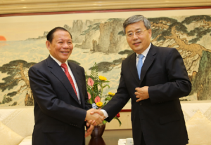Mr Tanoto and Shandong Governor Guo Shuqing shook hands before the investment agreement signing ceremony.
