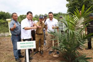 Mr. Rizal, Regional Secretariat of Batanghari District, Jambi, inaugurates the Sekolah Sawit Lestari program, witnessed by Asian Agri Management