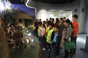 The employees paired up with their "adoptees" and took them to visit places of attraction in the city such as the Rizhao River, library, and museums.