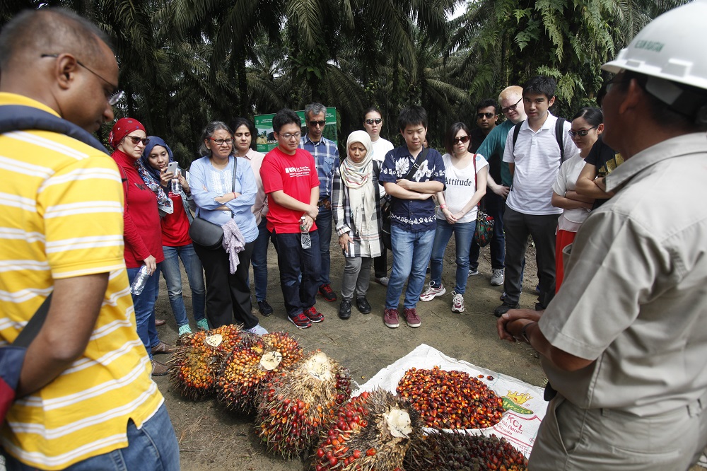 Study Trip to Pangkalan Kerinci by Master Students from the Lee Kuan Yew School of Public Policy 