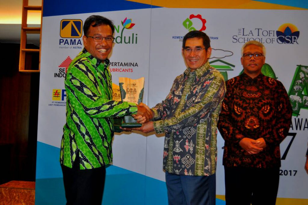 APRIL Director, Rudi Fajar receives Indonesia Green Awards 2017 from La Tofi School of CSR Jakarta. APRIL took home awards in the "Biodiversity Development and Energy Efficiency” and "New and Renewable Energy Development” categories.