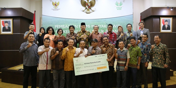 Asian Agri Distributes USD 267,000 to 30,000 Smallholders at Premium Sharing Ceremony