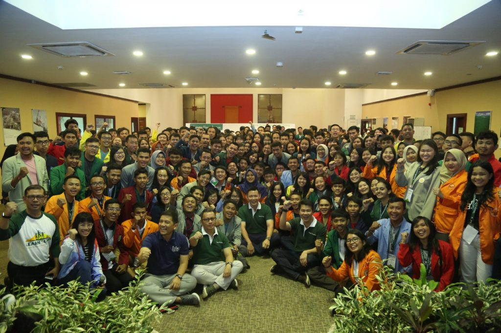 Anderson Tanoto with Tanoto Scholars at the annual Tanoto Scholars Gathering in 2018.