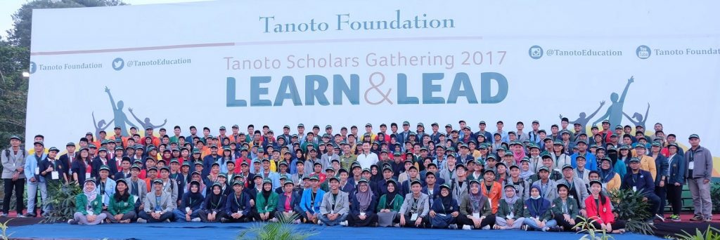 Anderson Tanoto stands with Tanoto Scholars - beneficiaries who receive scholarships and are nurtured to be leaders of the future.