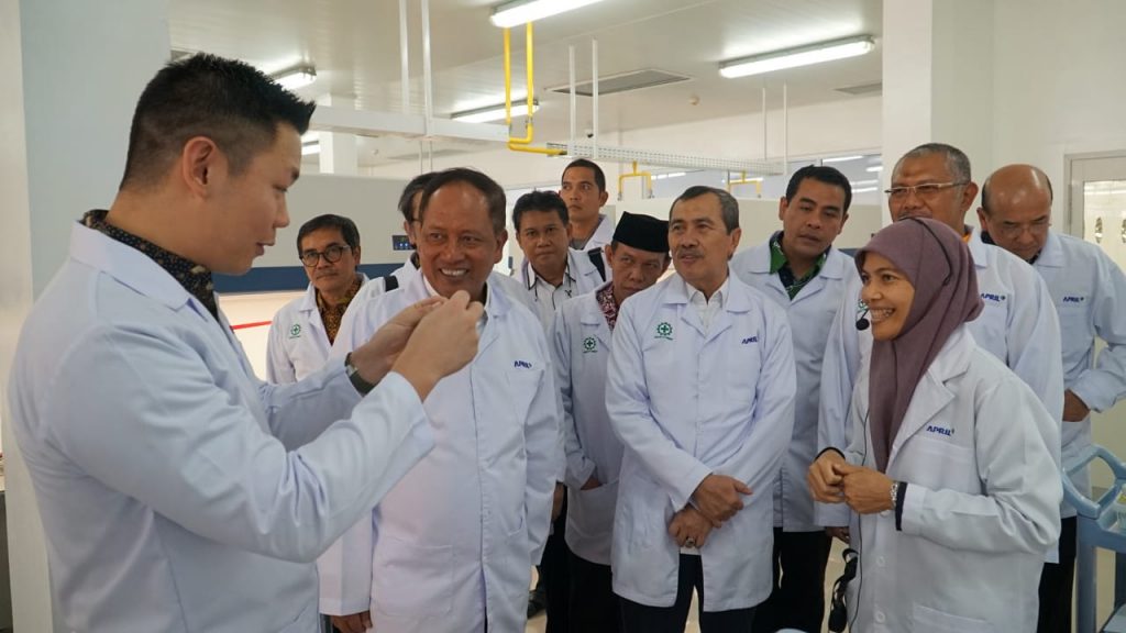 Anderson Tanoto shares with Minister at APRIL Group's Kerinci Tissue Culture Lab opening