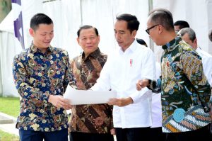 President Jokowi inaugurates APR, accompanied by RGE Chairman Sukanto Tanoto and RGE Director Anderson Tanoto 