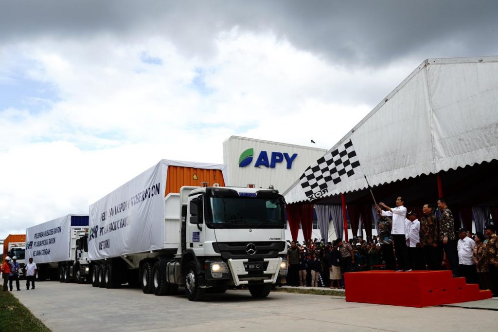 President Jokowi flags off trucks delivering viscose rayon for export.