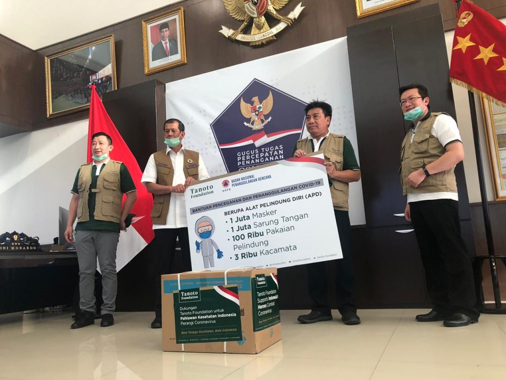 Handing over ceremony: Tanoto Foundation supports the Indonesian National Board for Disaster Management with donations to aid frontline healthcare professionals.